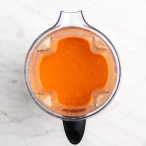Vaso de batidora con gazpacho de sandía