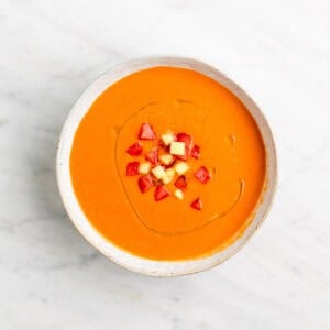 Gazpacho de sandía servido en un bol