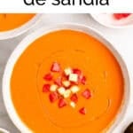 Gazpacho de sandía con pepino y sandía troceados, servido en dos boles