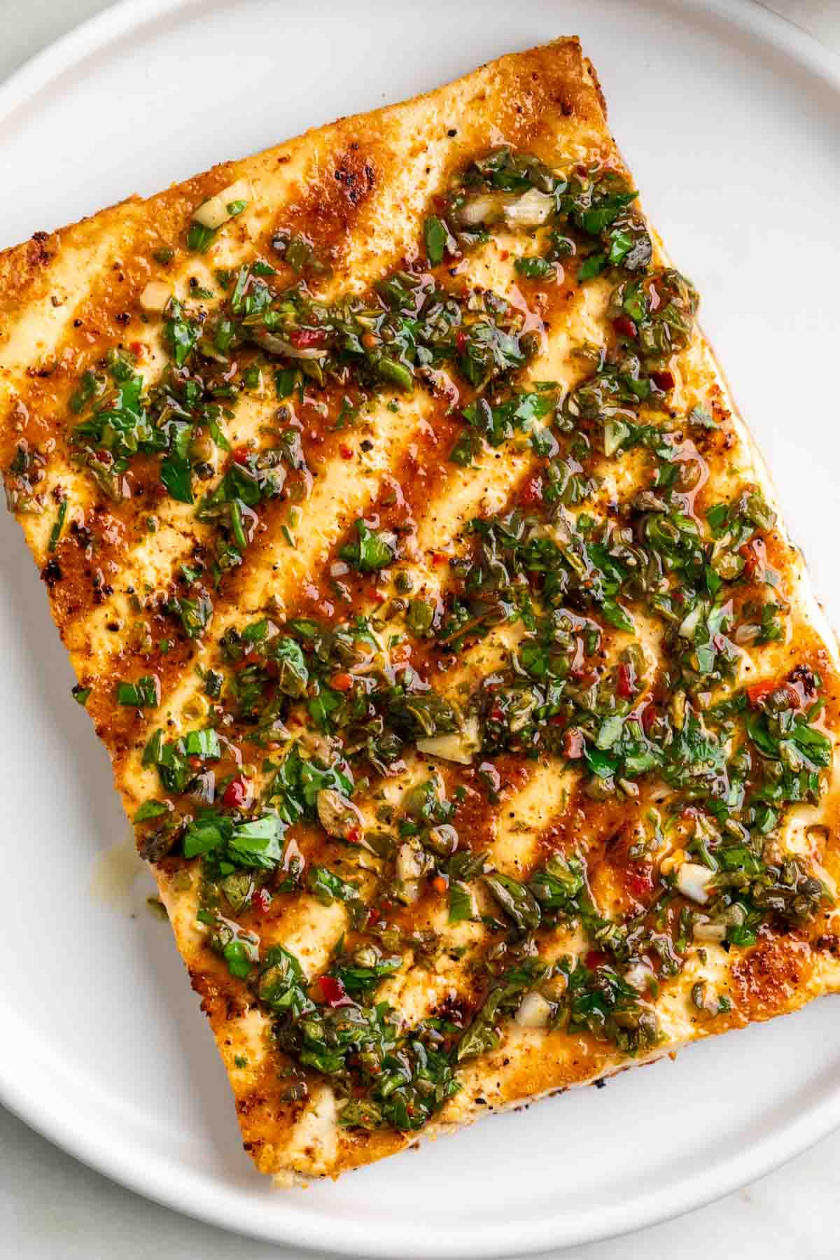 Plato de tofu a la plancha con chimichurri por encima