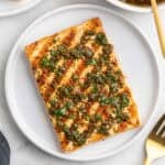 Tofu a la plancha con chimichurri y bol de salsa al fondo