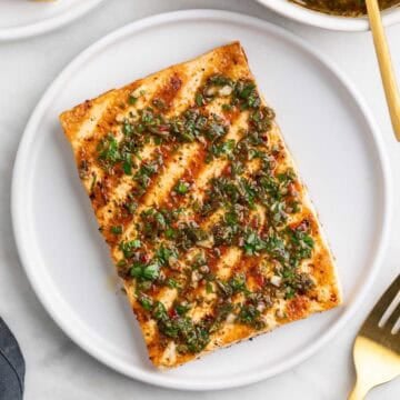 Tofu a la plancha con chimichurri y bol de salsa al fondo