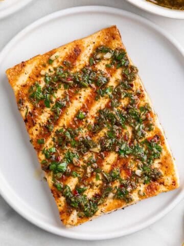 Tofu a la plancha con chimichurri y bol de salsa al fondo
