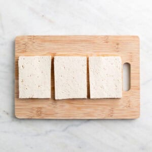 Filetes de tofu sobre una tabla de cortar