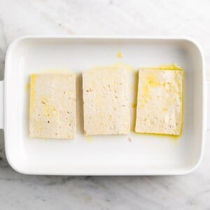 Filetes de tofu con aceite en una fuente