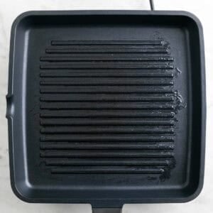 Plancha engrasada lista para cocinar el tofu