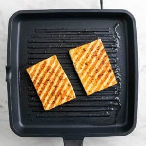 Filetes de tofu cocinándose en la plancha