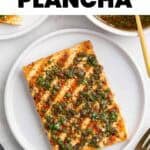 Filete de tofu dorado con chimichurri servido en un plato