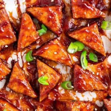 Triángulos de tofu al horno cubiertos de salsa barbacoa y cebolleta