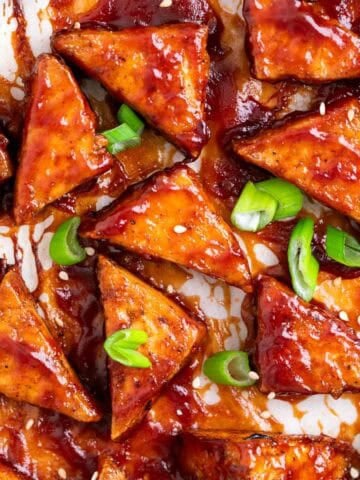 Triángulos de tofu al horno cubiertos de salsa barbacoa y cebolleta