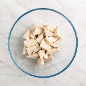 Tofu troceado en triángulos en un bol grande