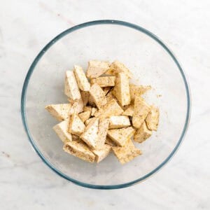 Tofu con aceite y especias en un bol grande