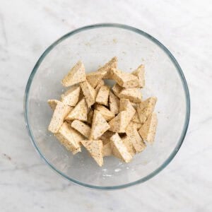 Tofu con aceite, especias y maicena en un bol grande
