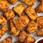 Tofu crujiente estilo pollo acompañado de salsa barbacoa
