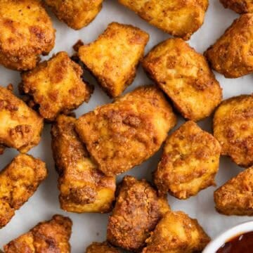 Tofu crujiente estilo pollo acompañado de salsa barbacoa