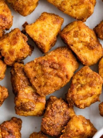 Tofu crujiente estilo pollo acompañado de salsa barbacoa