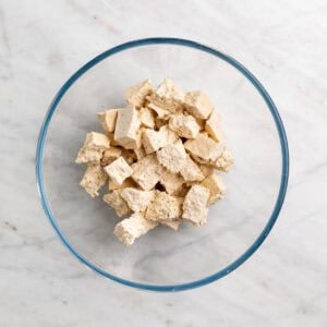 Trozos irregulares de tofu en un bol grande