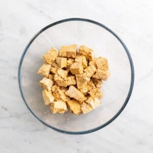 Trozos de tofu mezclados con aceite de oliva y salsa de soja