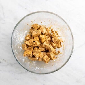 Trozos de tofu cubiertos con maicena, levadura nutricional y especias
