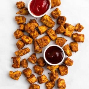 Tofu estilo pollo servido con kétchup y salsa barbacoa