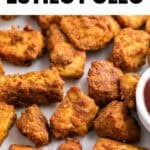 Bocaditos de tofu estilo pollo con salsa barbacoa al lado