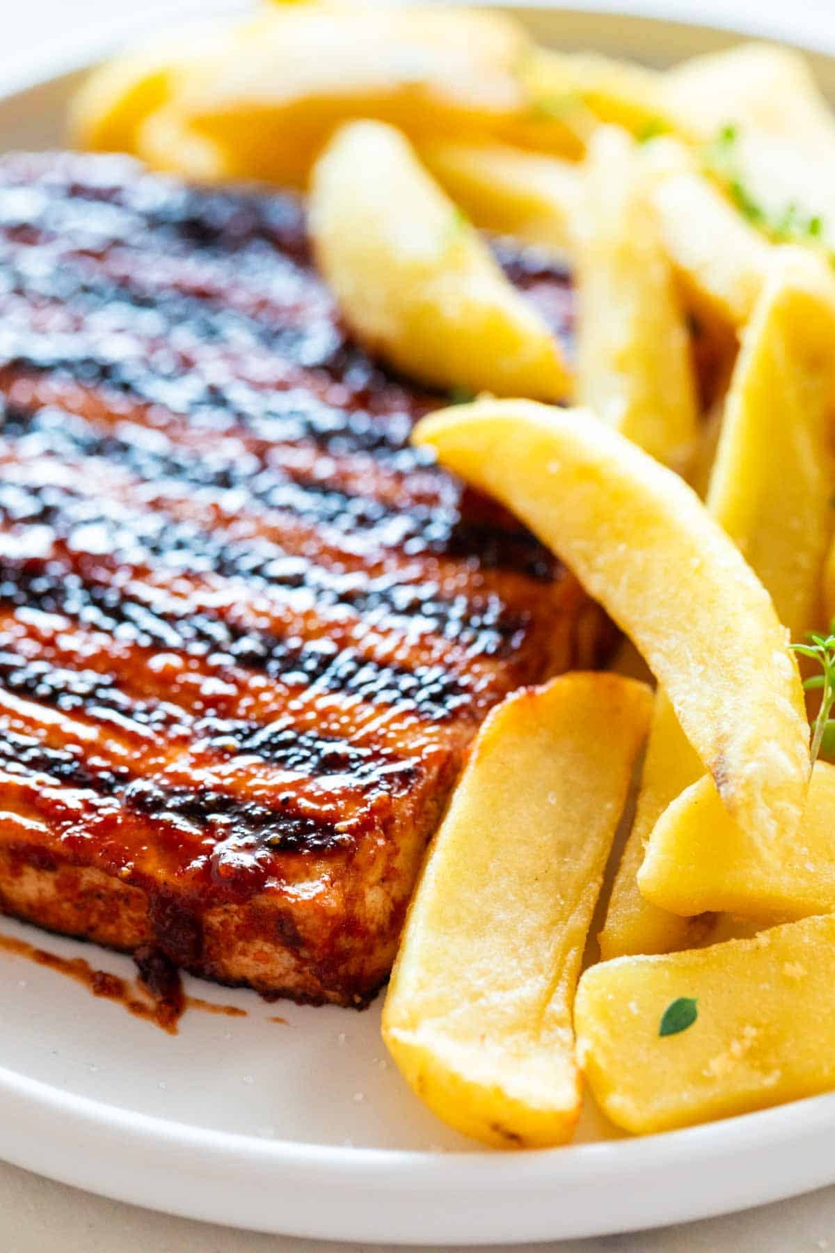 Plato con filetes de tofu a la parrilla, patatas fritas y or&eacute;gano fresco