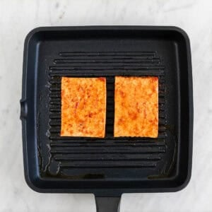 Filetes de tofu cocinándose en una parrilla