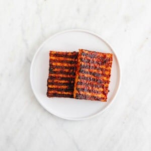 Filetes de tofu cocinados en un plato