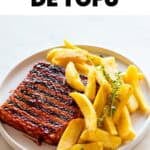 Filetes de tofu marinados con patatas fritas y orégano fresco por encima