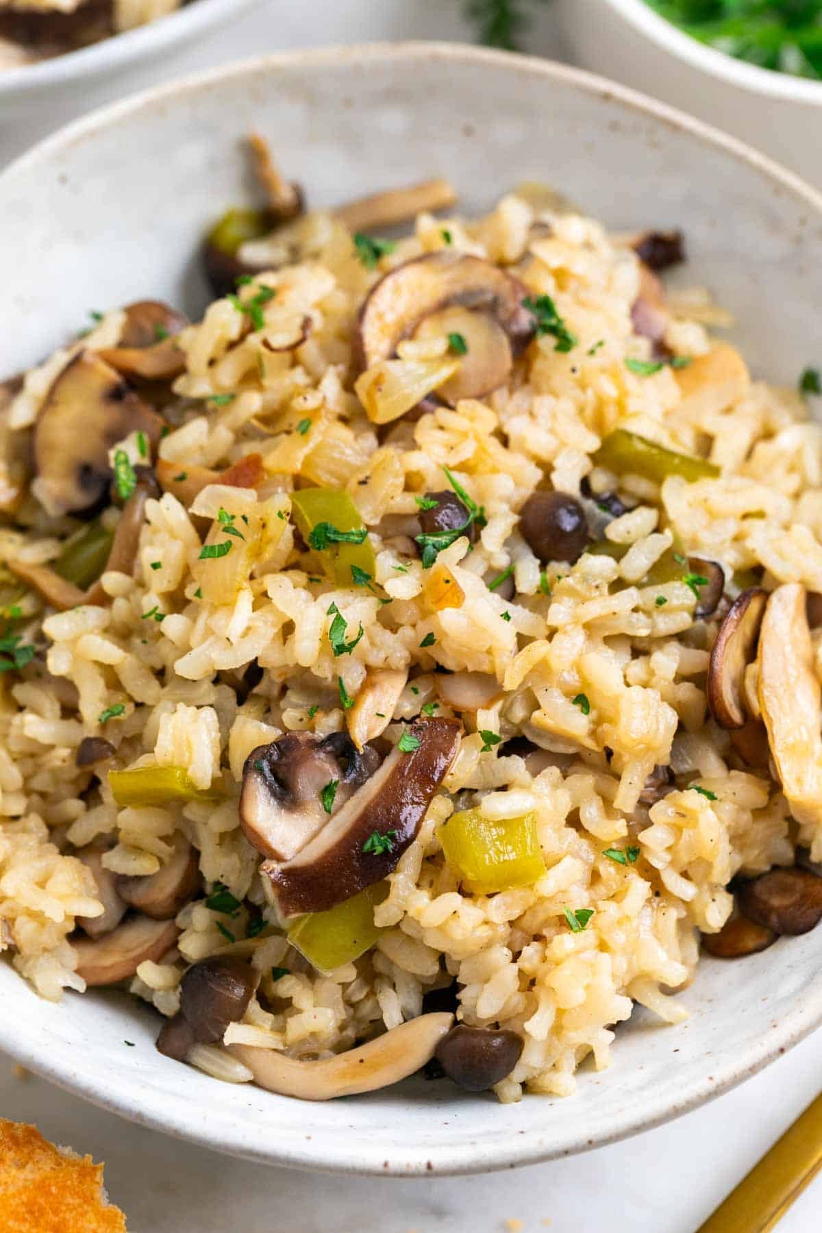 Plato de arroz con setas decorado con perejil fresco troceado