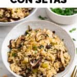 Dos platos de arroz con setas junto a un trozo pan y a un bol de perejil