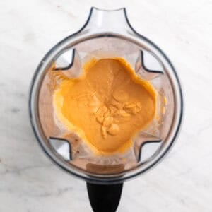 Salsa de tofu y tomate batida hasta quedar suave y cremosa
