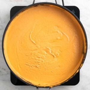 Salsa de tofu y tomate calentándose en una sartén
