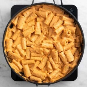 Pasta mezclada con la salsa en una sartén