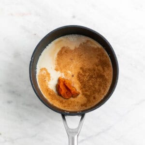 Ingredientes del pumpkin spice latte en un cazo antes de calentar