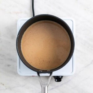 Mezcla de leche, calabaza y especias calentándose en un cazo