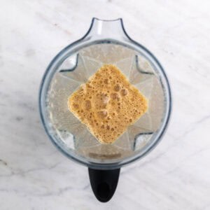 Pumpkin spice latte batiéndose con el café hasta quedar cremoso y con espuma