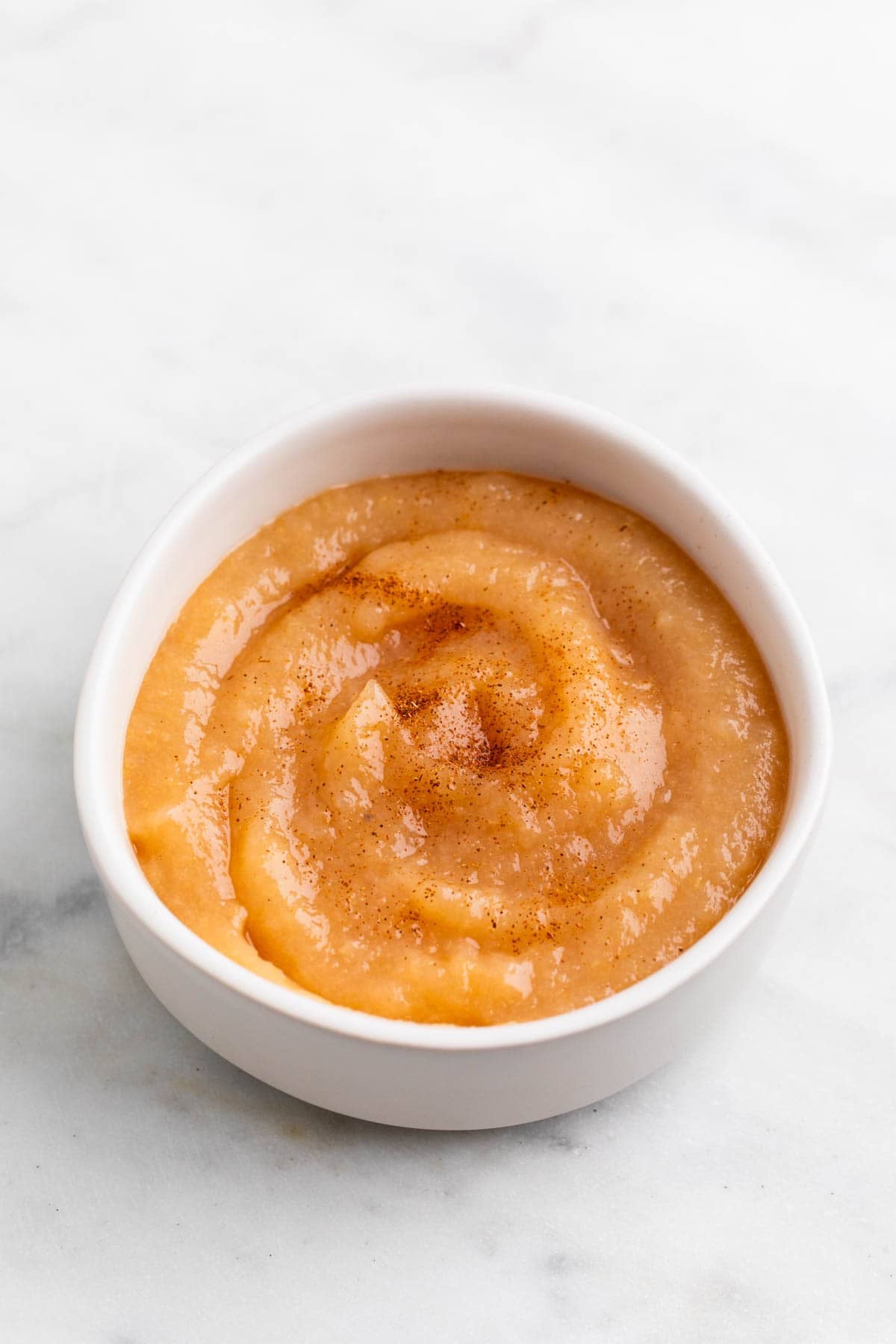 Bol de compota de pera con canela molida por encima