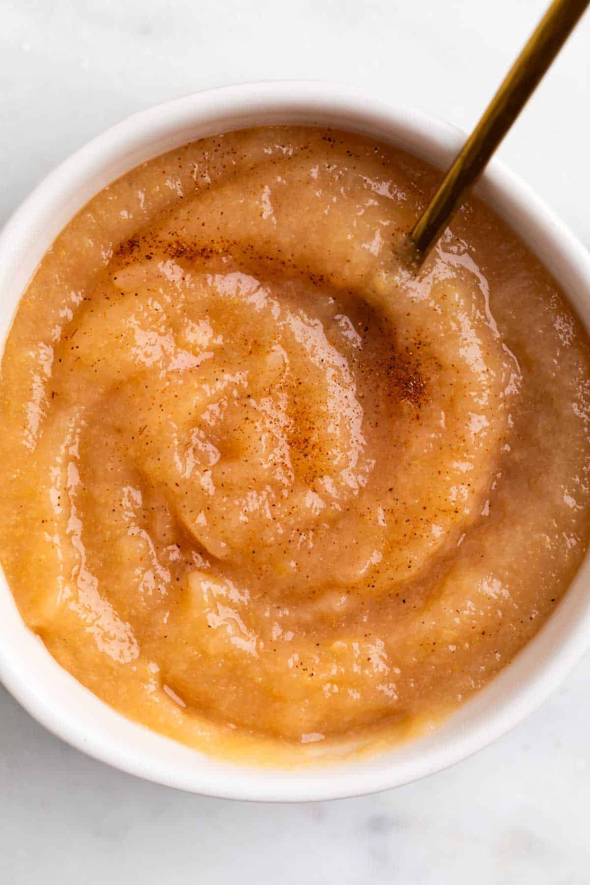 1. Bol de compota de pera con canela y una cuchara dentro
