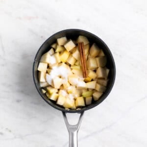 Peras troceadas con azúcar, agua, limón y una rama de canela