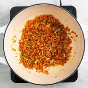 Comino, sal y pimienta añadidos a las verduras