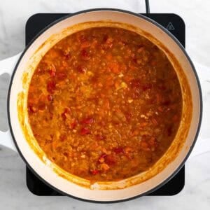 Crema de lentejas rojas antes de triturar