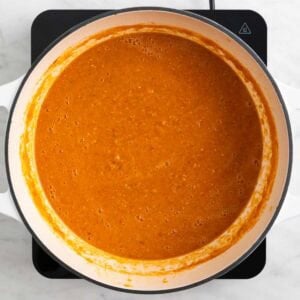 Crema de lentejas rojas triturada y cremosa