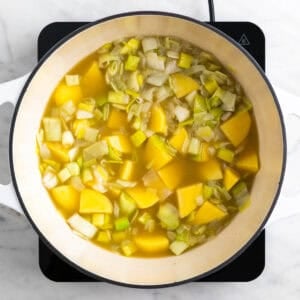 Patatas y caldo añadidos