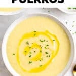 Dos platos de crema de puerros con cebollino y un chorrito de aceite