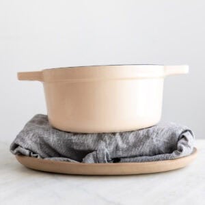 Tofu prensado para eliminar el exceso de agua