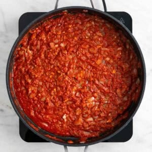 Tomate triturado cocinándose con las especias