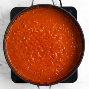 Leche de coco mezclada con la salsa de tomate