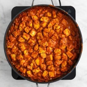 Tofu horneado mezclado con la salsa tikka masala