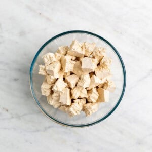Tofu cortado con las manos en trozos irregulares